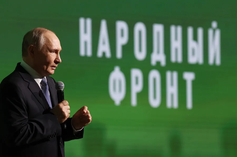 El presidente ruso, Vladímir Putin, interviene durante el foro «¡Todo por la victoria!» del Frente Popular de toda Rusia, celebrado en el Centro Nacional de Rusia, en Moscú (Rusia). EFE/EPA/VYACHESLAV PROKOFYEV/SPUTNIK.