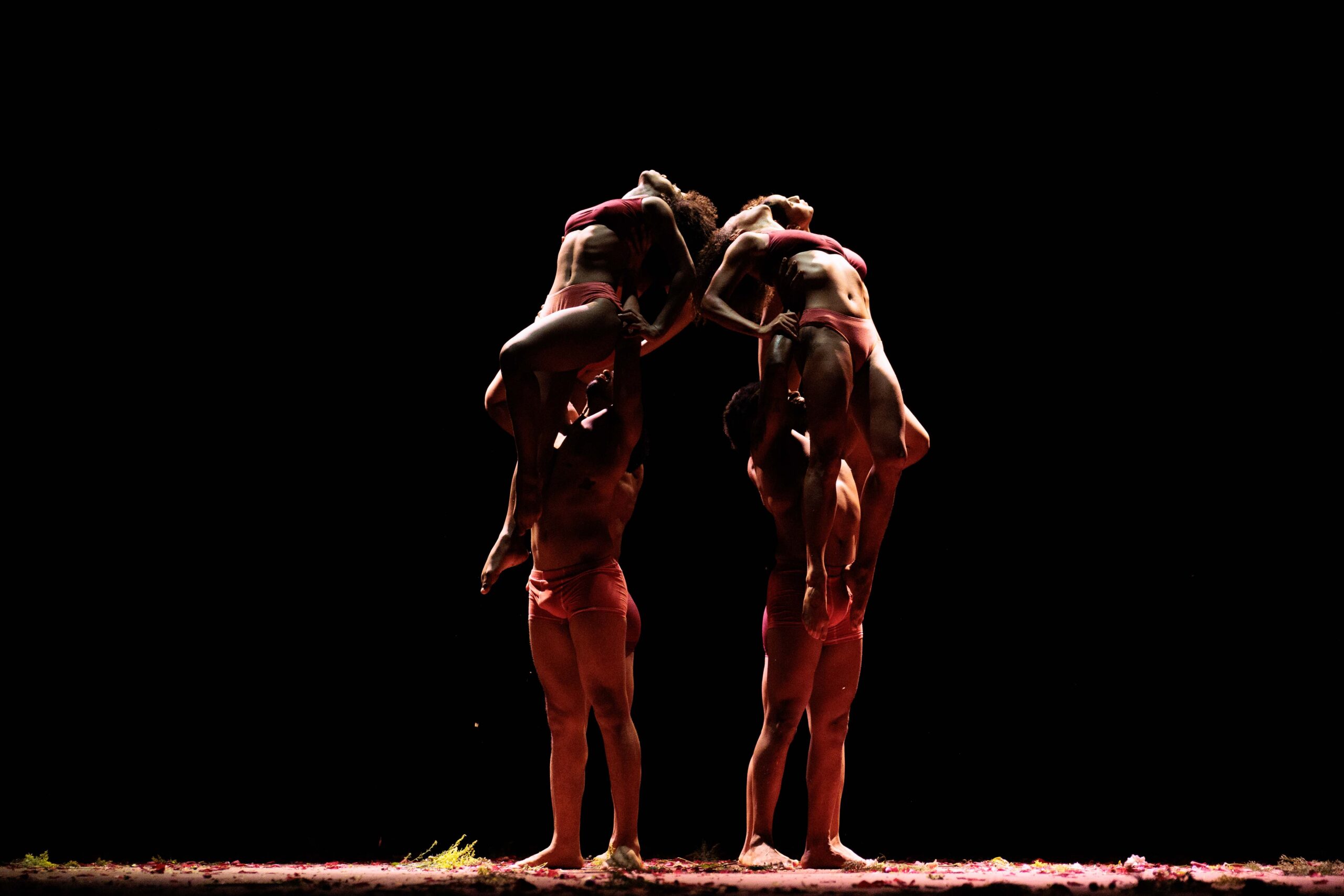 Bailarines en una escena de Carmesí