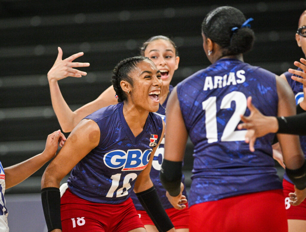 Las dominicanas celebran con alegría haber vencido 3-1 a Costa Rica para avanzar a la serie semifinales de la Copa Panamericana U-21