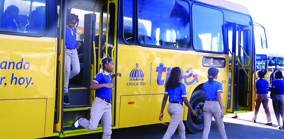 Transportistas escolares rechazan integración de colegios privados al TRAE