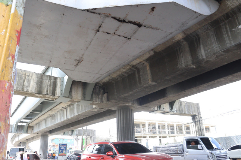 Captan en video la caída de una placa en la estación Gregorio Urbano Gilbert del Metro