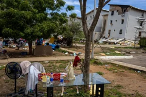 Un campamento frente a edificios destruidos en La Guaira (Venezuela). EFE/ Miguel Gutiérrez.