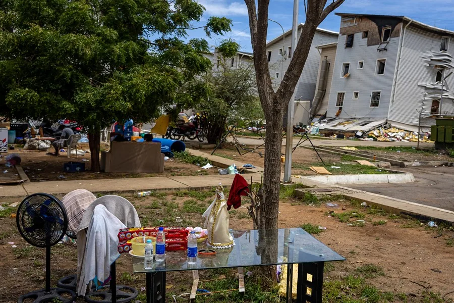 Un campamento frente a edificios destruidos en La Guaira (Venezuela). EFE/ Miguel Gutiérrez.