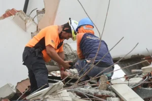 Rescatistas participan en el operativo de búsqueda de un menor de 9 años tras los terremotos en Venezuela en Caraballeda, La Guaira (Venezuela). EFE/ Miguel Gutiérrez.
