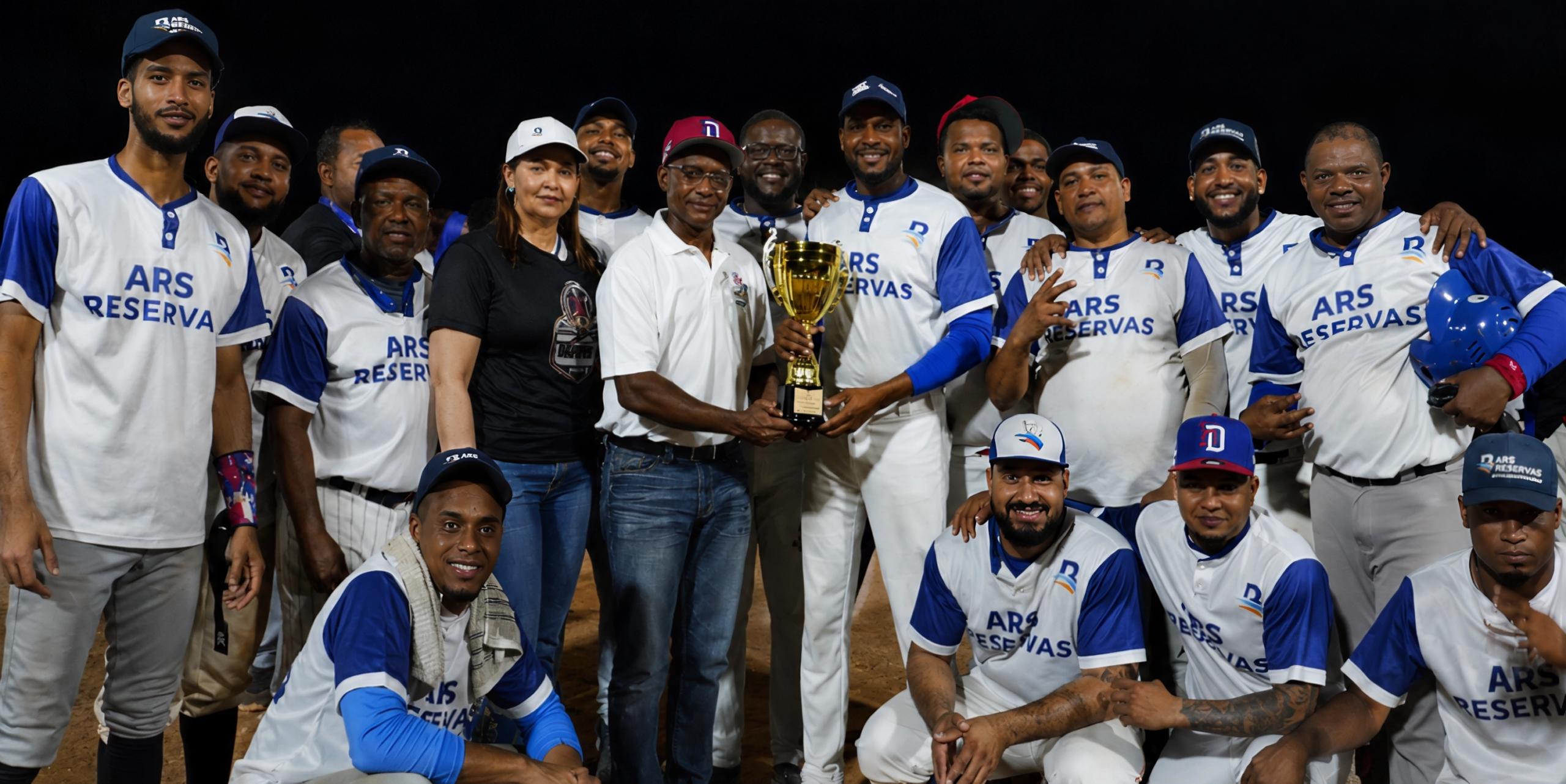El licenciado Apolinar Durán Brito, presidente de la Asociación de Softbol del Distrito Nacional, entrega el trofeo de subcampeón a los integrantes del equipo ARS-Reservas, finalista del IX Torneo Gubernamental de Softbol 2026. (Fuente externa).