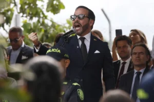 El presidente electo de Colombia, Abelardo de la Espriella, habla durante el desfile militar del Día de la Independencia este lunes, en Medellín (Colombia). EFE/ STR.