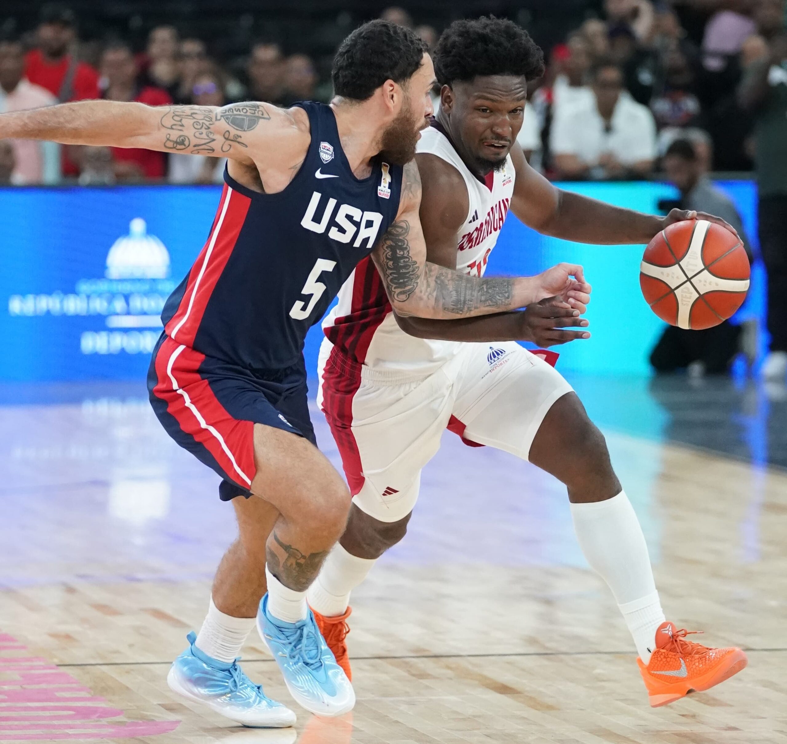 Andrés Feliz, de República Dominicana, es fuertemente marcado por Mike James, de los Estados Unidos.