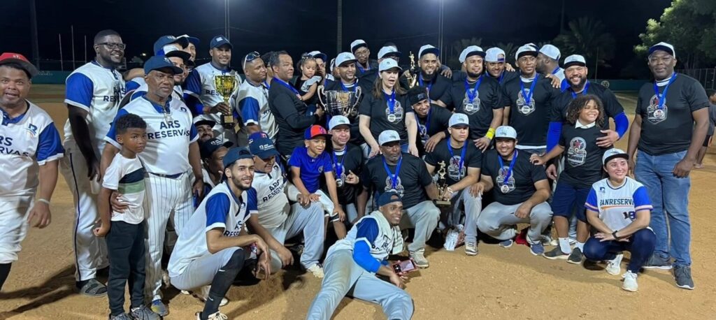Apolinar Durán Brito, presidente de ASODINA entrega trofeo de campeón a BanReservas tras conquistar el título del IX Torneo Gubernamental de Softbol 2026.