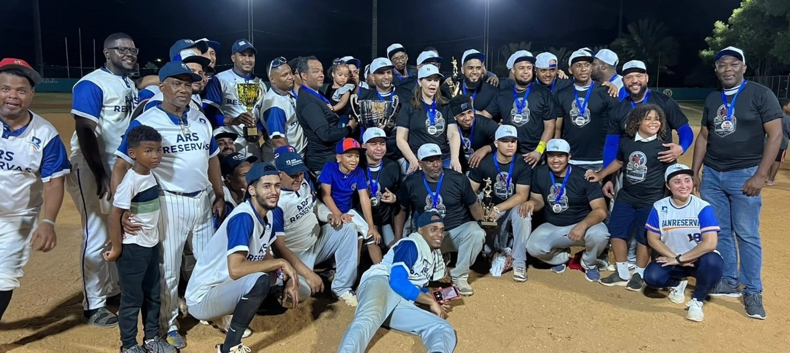 Apolinar Durán Brito, presidente de ASODINA entrega trofeo de campeón a BanReservas tras conquistar el título del IX Torneo Gubernamental de Softbol 2026.