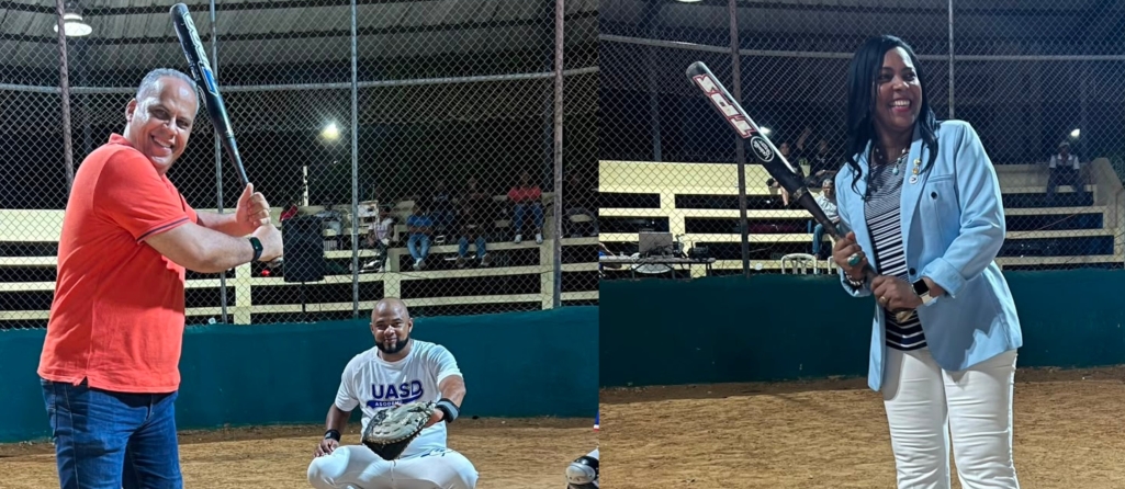 Johnny Mone (izquierda) y la licenciada Maribel Lorenzo, son los bateadores de honor previo al encuentro entre la UASD y la Dirección General de Pasaportes, en los cuartos de final del IX torno de Softbol Gubernamental 2026.