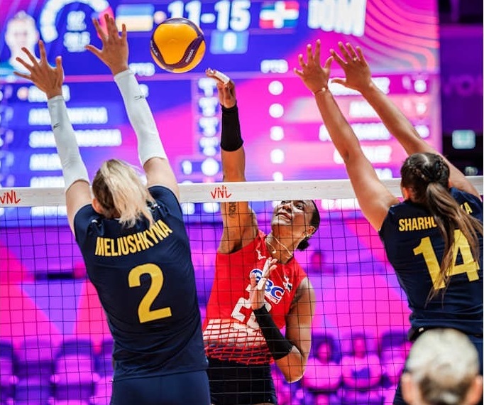 Brayelin Martínez consigue un potente remate ante Ucrania en el segundo parcial