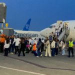 Regresan al país 62 dominicanos evacuados de Venezuela tras terremotos