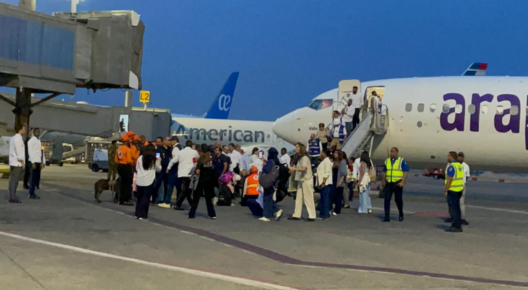Regresan al país 62 dominicanos evacuados de Venezuela tras terremotos