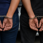 Hombre y mujer esposados