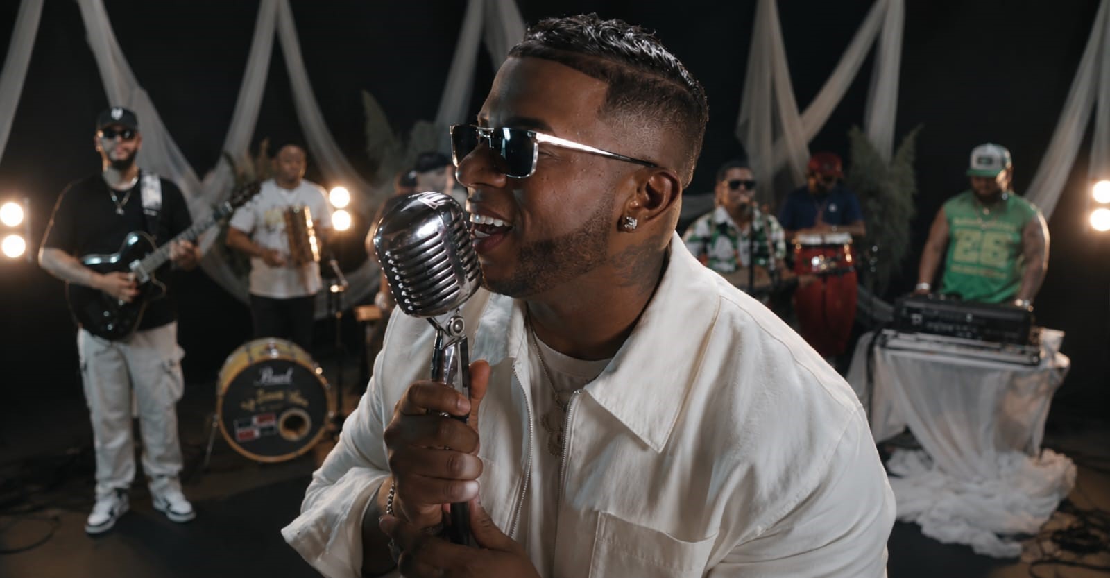 Crazy Design debuta con orquesta de bachata y presenta su nuevo sencillo "Quiéreme"