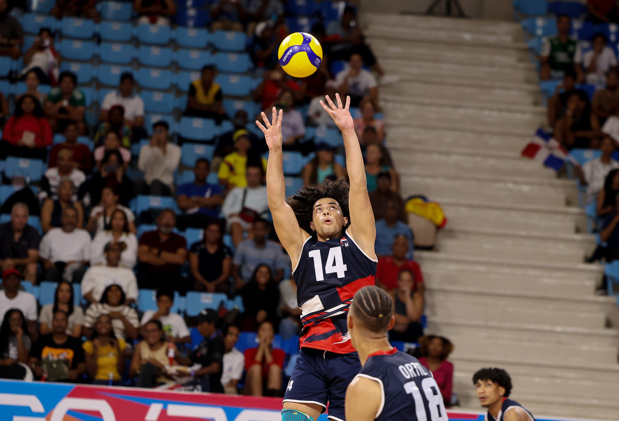 Luke Ramírez, de República Dominicana, en acción ante el equipo de Venezuela en el voleibol de los Juegos Centroamericanos y del Caribe Santo Domingo 2026.