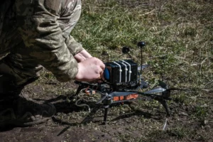 Fotografía de archivo de un piloto de drones ucraniano de la 93.ª Brigada 'Kholodny Yar' preparando un dron. EFE/EPA/Maria Senovilla.