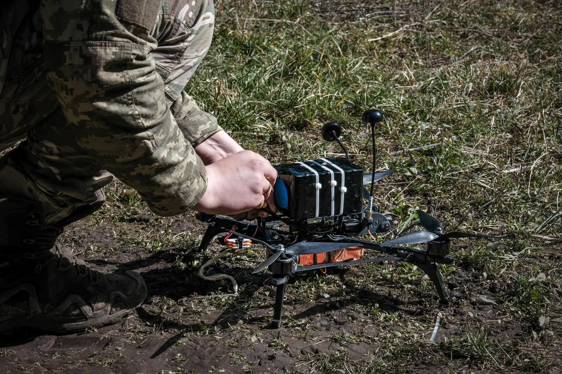 Fotografía de archivo de un piloto de drones ucraniano de la 93.ª Brigada 'Kholodny Yar' preparando un dron. EFE/EPA/Maria Senovilla.
