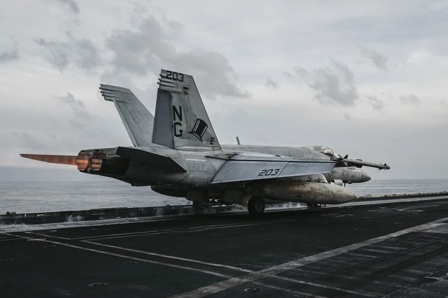Fotografía difundida por el CENTCOM que muestra un avión de combate en el USS Abraham Lincoln durante una de las operaciones aéreas contra objetivos militares en Irán. EFE/ CENTCOM.