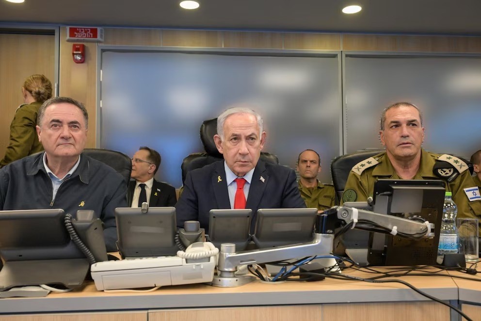 El ministro de Defensa de Israel, Israel Katz; el primer ministro Benjamin Netanyahu; y el jefe del Estado Mayor de las Fuerzas de Defensa de Israel, Eyal Zamir, durante un acto oficial