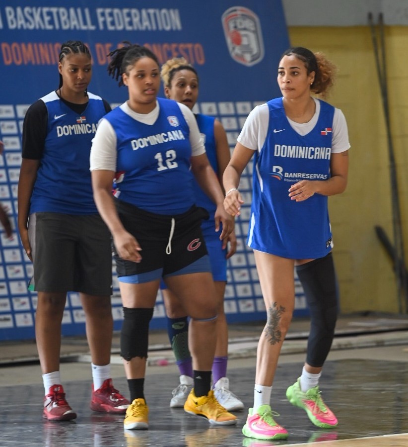 Esmery Martínez encabeza el pelotón de jugadoras durante los entrenamientos.