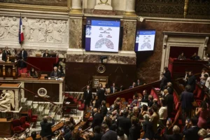 Las pantallas muestran los resultados de la votación, 291 a favor y 241 en contra, sobre un proyecto de ley relativo al derecho a la muerte asistida en la Asamblea Nacional de París, Francia, el 15 de julio de 2026. (Francia) EFE/EPA/TERESA SUAREZ.