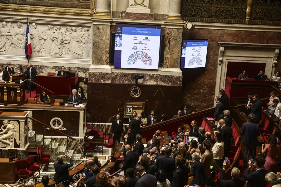 Las pantallas muestran los resultados de la votación, 291 a favor y 241 en contra, sobre un proyecto de ley relativo al derecho a la muerte asistida en la Asamblea Nacional de París, Francia, el 15 de julio de 2026. (Francia) EFE/EPA/TERESA SUAREZ.