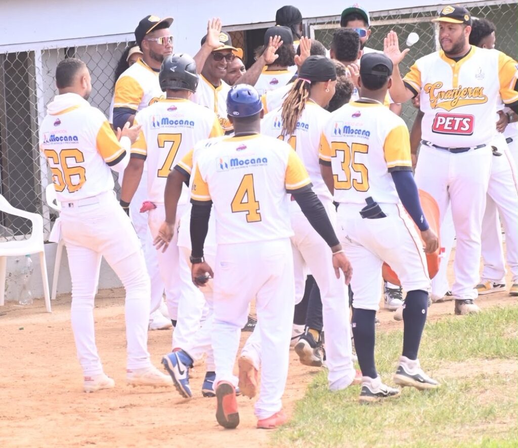 Los Granjeros de Moca celebran un gran inicio (8-1) esta temporada.
