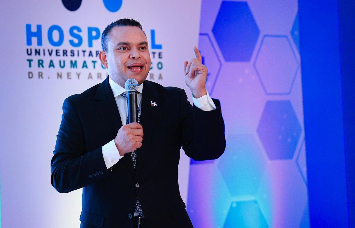  El director del Servicio Nacional de Salud (SNS), Julio Landrón