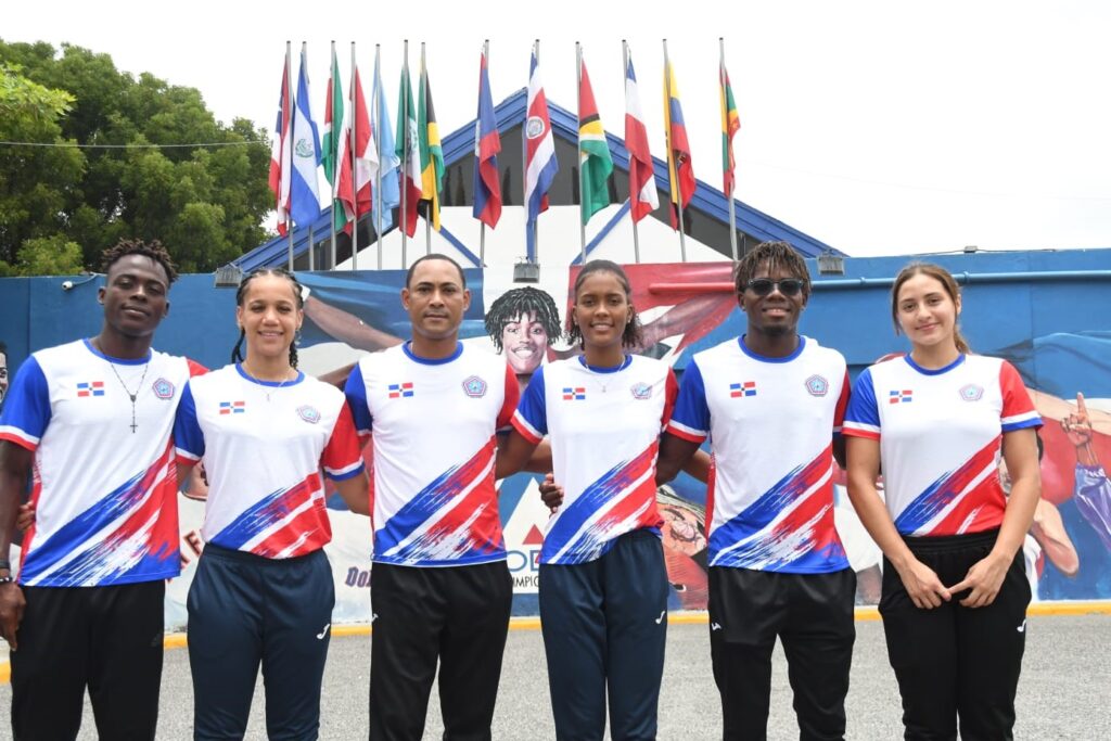 Yeraldo Devora, Karina Fermín, Kenny Núñez, Naomi Madrid, José Ozoria y Adriana Camacho, de la selección de Pentatlón Moderno.