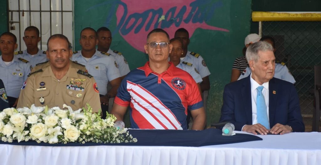 En la mesa principal, desde la izquierda el Mayor General Delio Buenaventura Colón Rosario, el teniente coronel,