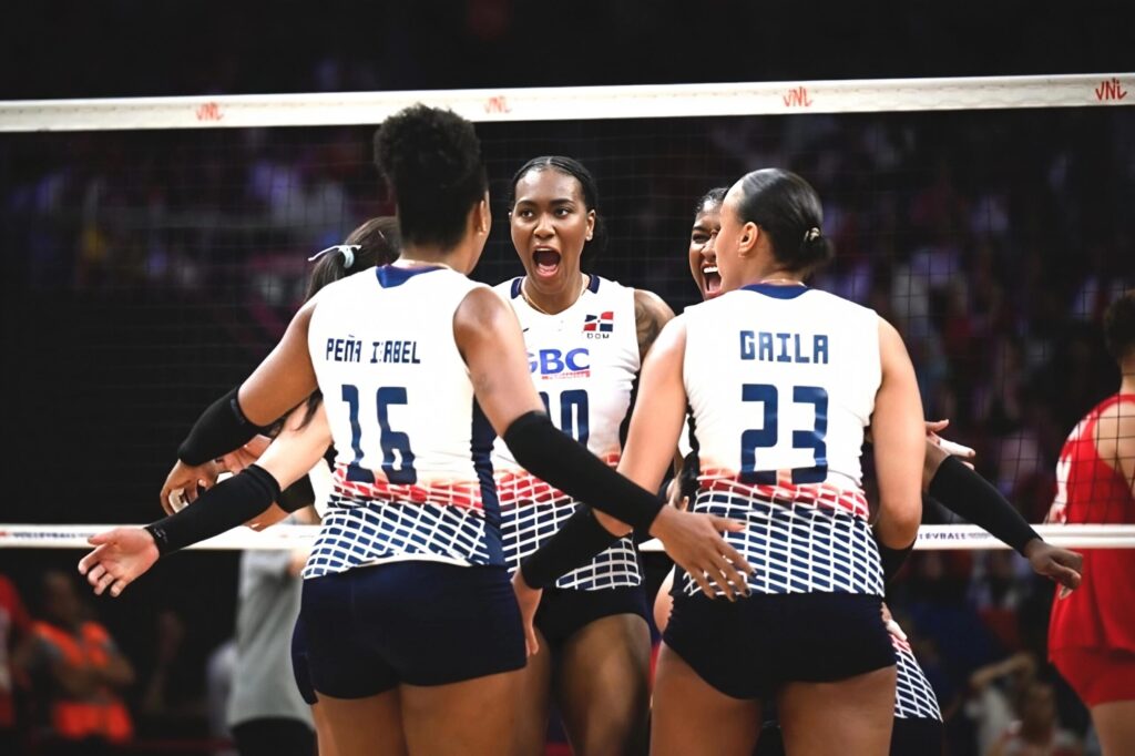 Las dominicanas festejan su triunfo hoy ante China en la VNL.