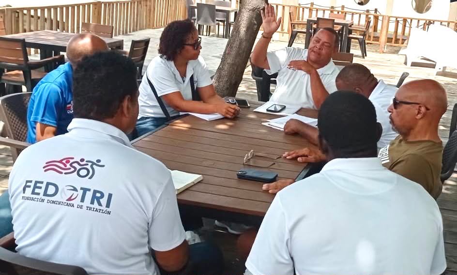 Franklin de la Cruz, presidente de Fedotri, al centro, encabezó la reunión de trabajo.