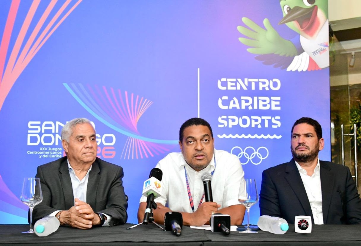 José P. Monegro se dirige a los presentes junto a Valentín Báez y Miguel Medina.