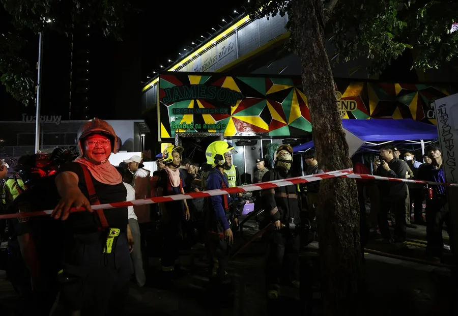 Bomberos tailandeses y rescatistas trabajan en la atención de un incendio que ha cobrado la vida de al menos 27 personas, en Bangkok (Tailandia). EFE/EPA/ Rungroj Yongrit.