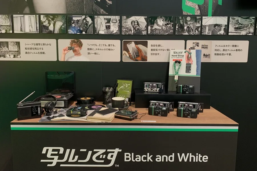 Fujifilm relanza este verano dos históricas cámaras analógicas desechables. EFE/ Paula Gracia.