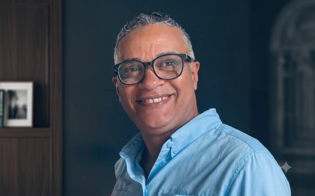 Juan Carlos Báez, destacado propulsor del softbol en Santo Domingo Este, a quien está dedicada la Súper Copa 2026, un evento que este año reunirá a 47 equipos del municipio en un ambiente de confraternidad, amistad y celebración deportiva.