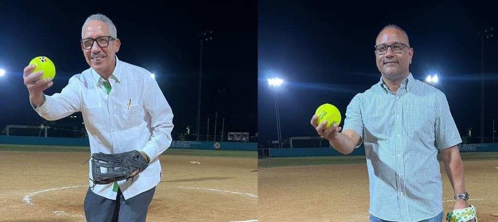 Ramón Desangles (izquierda) Vicerrector administrativo de la UASD y Gustavo Henríquez Hernández, de la Dirección General de Pasaporte, lanzan la primera bola
