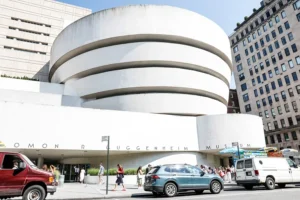 Fotografía de personas pasando frente al Museo Guggenheim, uno de los 31 edificios del Upper East Side de Manhattan afectados por el brote de Legionella, en Nueva York (EE.UU.). EFE/EPA/ Annie Rice.