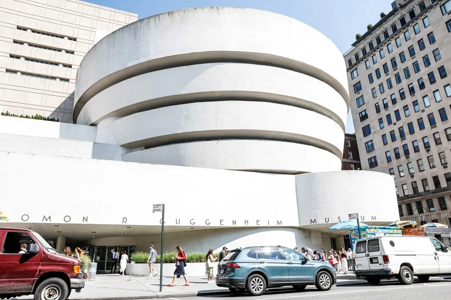 Fotografía de personas pasando frente al Museo Guggenheim, uno de los 31 edificios del Upper East Side de Manhattan afectados por el brote de Legionella, en Nueva York (EE.UU.). EFE/EPA/ Annie Rice.