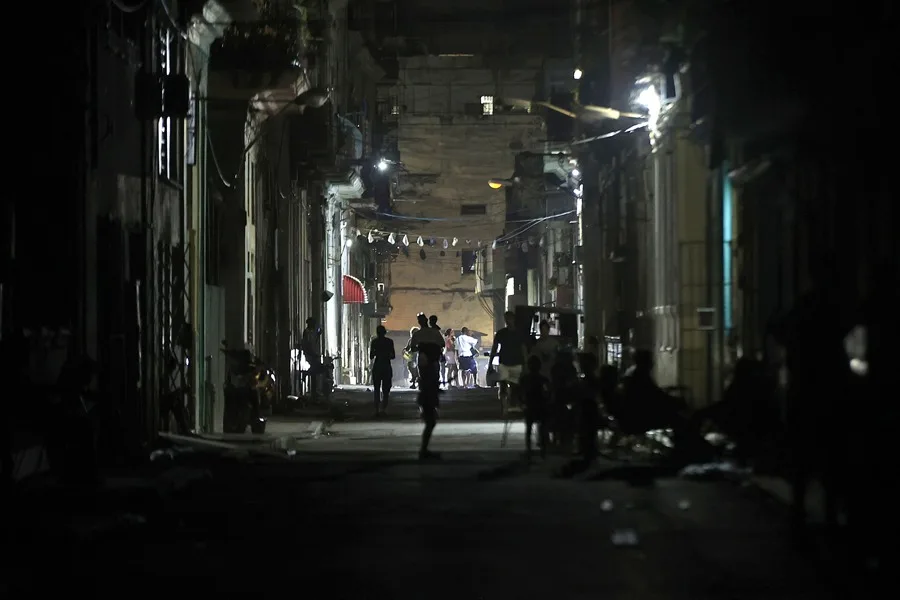Fotografía de archivo de personas caminando durante un apagón, en La Habana (Cuba). EFE/ Ernesto Mastrascusa.