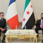 El presidente sirio, Ahmad al-Sharaa (d), y el presidente francés, Emmanuel Macron (i), durante una reunión este martes en Damasco, Siria. EFE/EPA/SYRIAN PRESIDENCY.