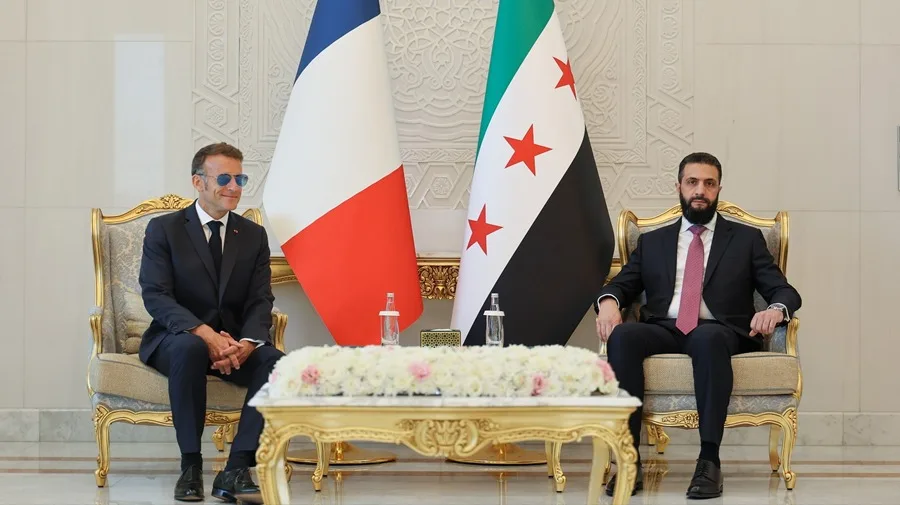 El presidente sirio, Ahmad al-Sharaa (d), y el presidente francés, Emmanuel Macron (i), durante una reunión este martes en Damasco, Siria. EFE/EPA/SYRIAN PRESIDENCY.