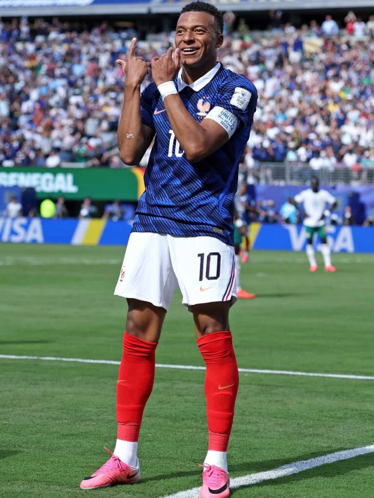 Kylian Mbappé mantiene a Lionel Messi en la mira en la lucha por la Bota de Oro, y además está haciendo historia en la Copa del Mundo