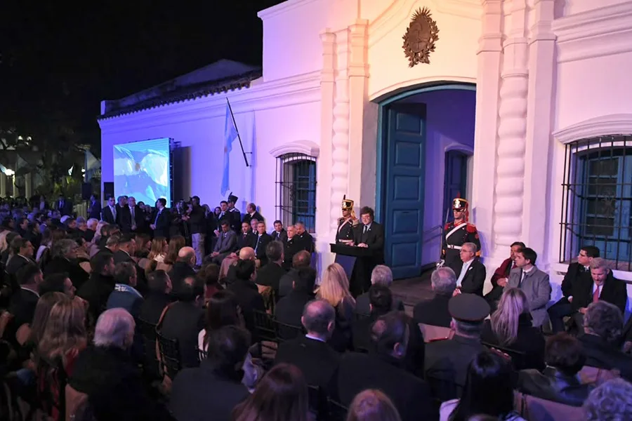 Fotografía cedida que muestra al presidente de Argentina, Javier Milei, hablando durante el 210º aniversario de la independencia de Argentina, en la Casa Histórica de la Independencia en San Miguel de Tucumán (Argentina). EFE/ Presidencia de Argentina.