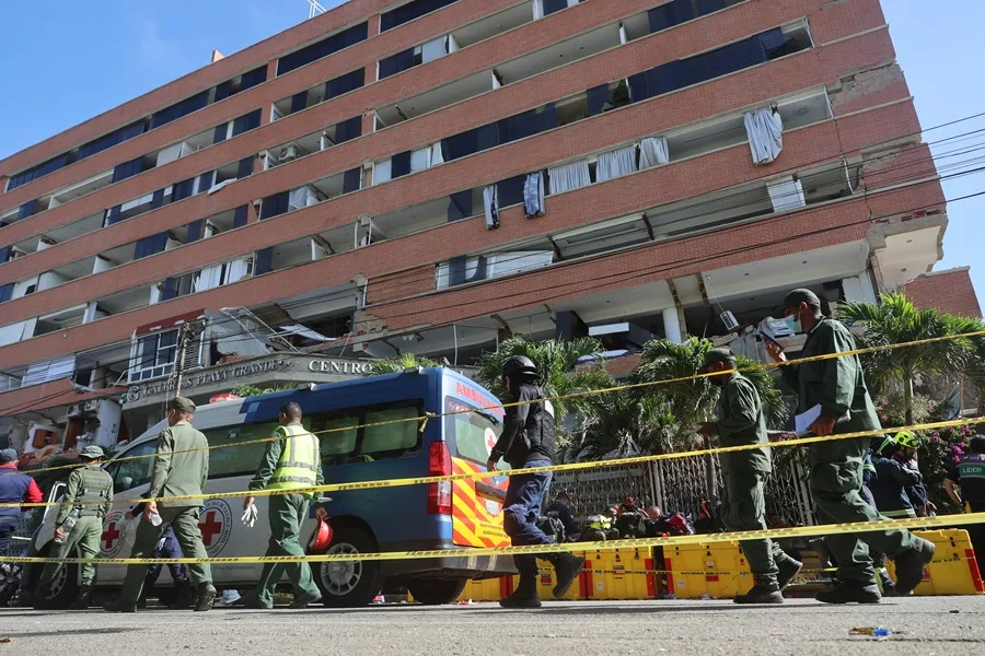 Personal médico y rescatistas realizan el rescate de Hernán Gil tras los terremotos de la semana pasada, este miércoles en Caracas (Venezuela). EFE/ Miguel Gutiérrez.