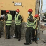 Rescatistas trabajan en un operativo para salvar a Fabio, un niño de nueve años que lleva ocho días entre los escombros de una edificación derrumbada por el doble terremoto que ha dejado más de 2.290 muertos, este jueves, en Caraballeda (Venezuela).