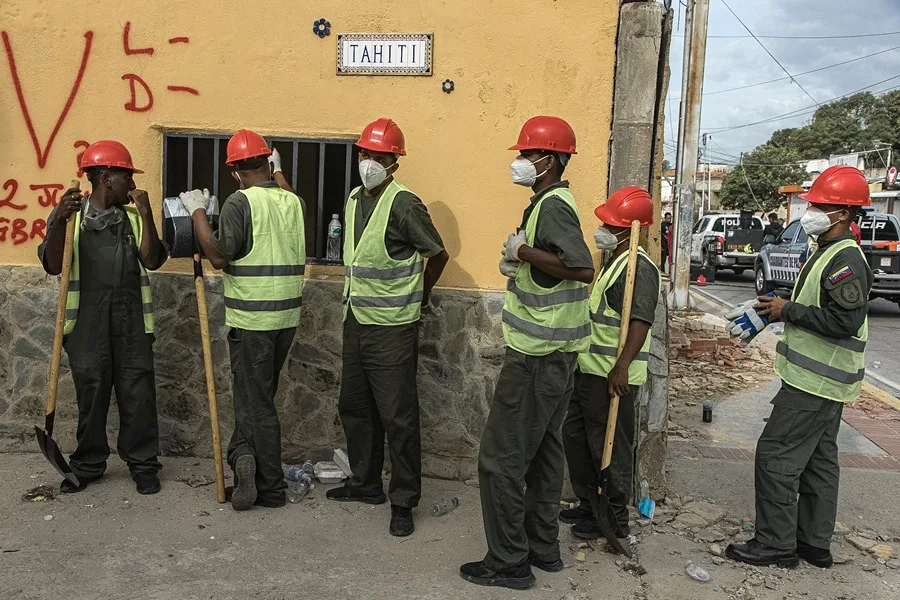 Rescatistas trabajan en un operativo para salvar a Fabio, un niño de nueve años que lleva ocho días entre los escombros de una edificación derrumbada por el doble terremoto que ha dejado más de 2.290 muertos, este jueves, en Caraballeda (Venezuela).