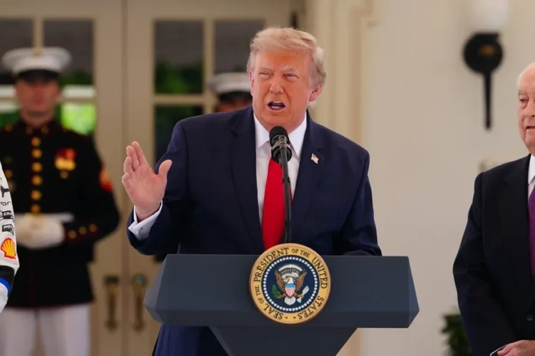 El presidente de Estados Unidos, Donald Trump, pronuncia unas palabras al recibir a destacados pilotos de la IndyCar en la Casa Blanca, en Washington D. C. (EE. UU.),