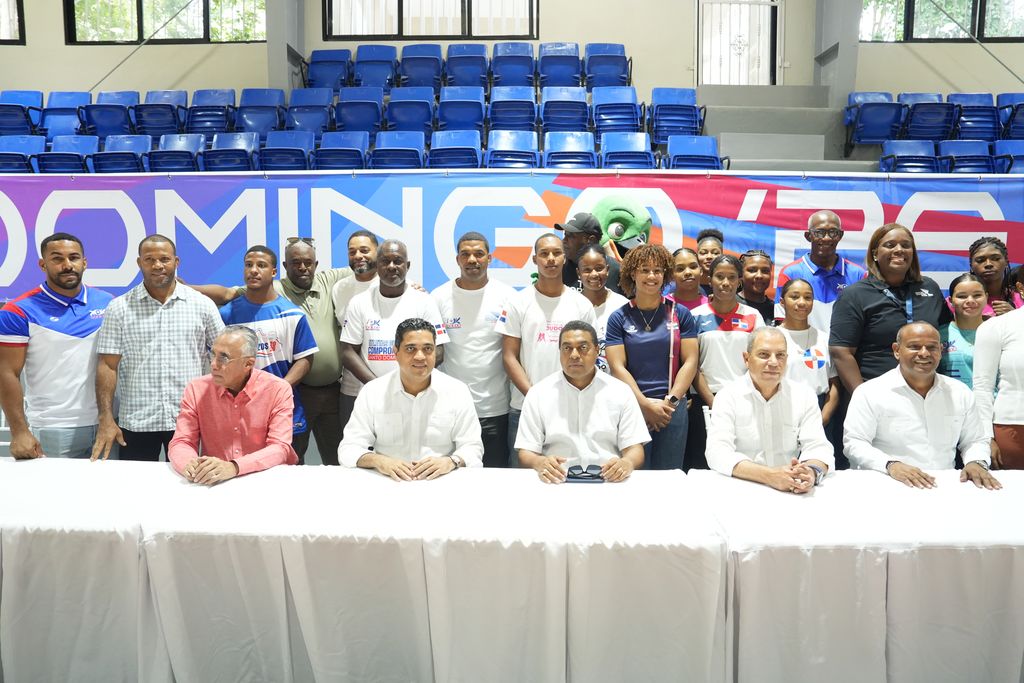 En la mesa principal, desde la izquierda, Luis Mejía Oviedo, Kelvin Cruz, José P. Monegro, Garibaldy Bautista y Gilberto García. Detrás, atletas y técnicos de la Federación Dominicana de Judo.
